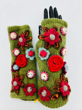 Load image into Gallery viewer, Felt Design Fingerless gloves (Olive)
