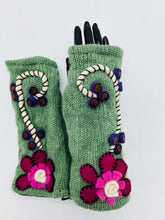 Load image into Gallery viewer, Felt Design Fingerless gloves (Aqua Green)
