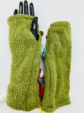 Load image into Gallery viewer, Felt Design Fingerless gloves (Olive)
