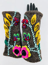 Load image into Gallery viewer, Felt Design Fingerless gloves (Natural Camel Brown)

