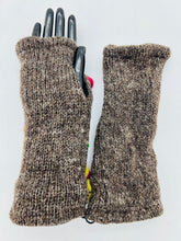 Load image into Gallery viewer, Felt Design Fingerless gloves (Natural Camel Brown)
